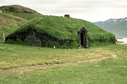 Nachbau eines Wikinger-Langhauses in Südgrönland