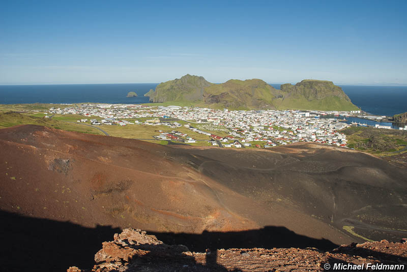 Blick auf Vestmannaeyjar vom Eldfell